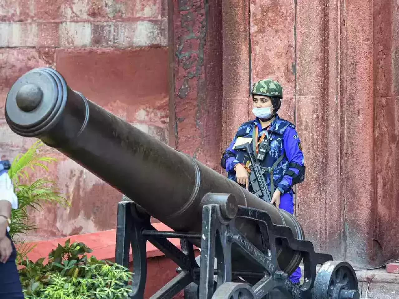Navy discovers WWI-believed cannons from Hooghly banks