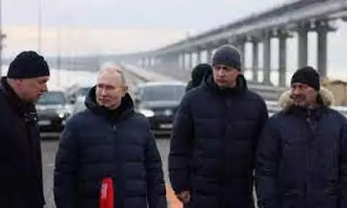 Putin visits the frontline in Ukraine in a first