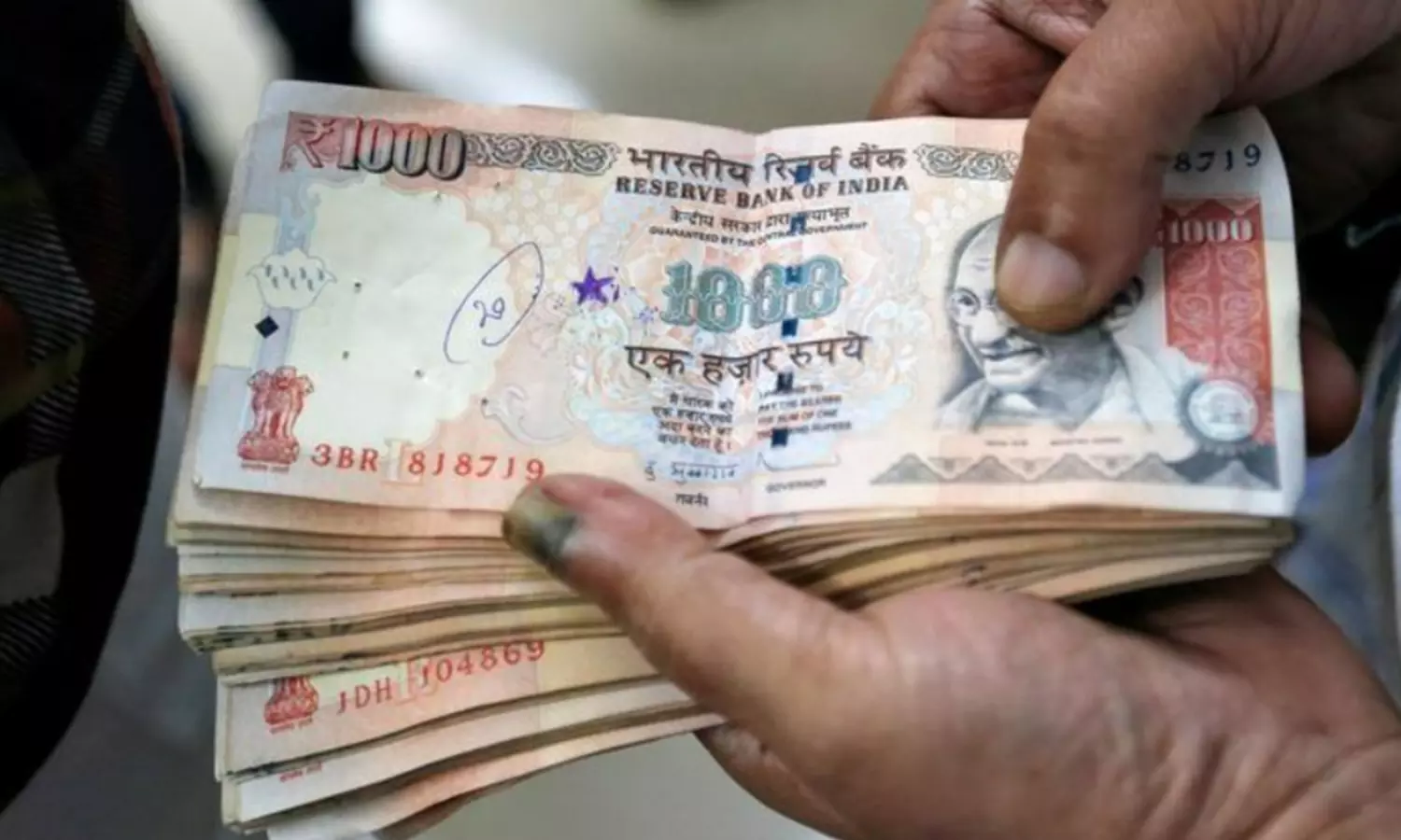 SC completes hearing pleas challenging currency ban, directs RBI to submit documents