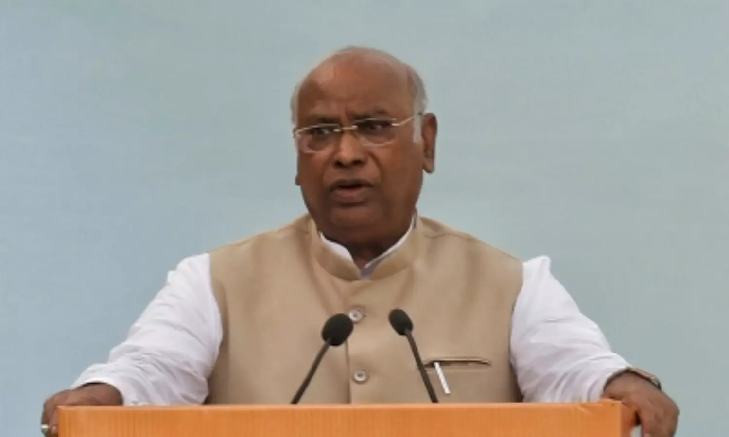 Congress MLAs in Himachal to accept Kharges appointment of CM