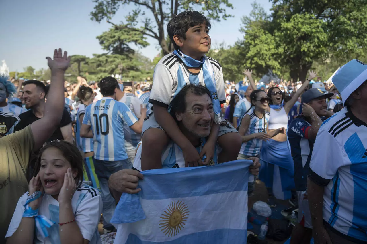 Thousands pour into the streets of Buenos Aires to celebrate Argentinas win