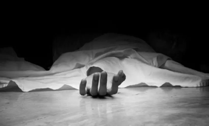 Engineering student from Kerala commits suicide by slitting throat in Bluru college
