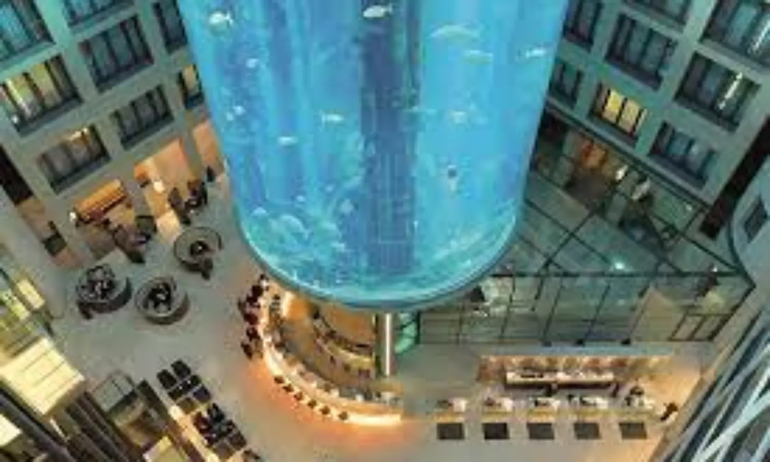 Massive aquarium bursts open in Germany, Water rushes to street