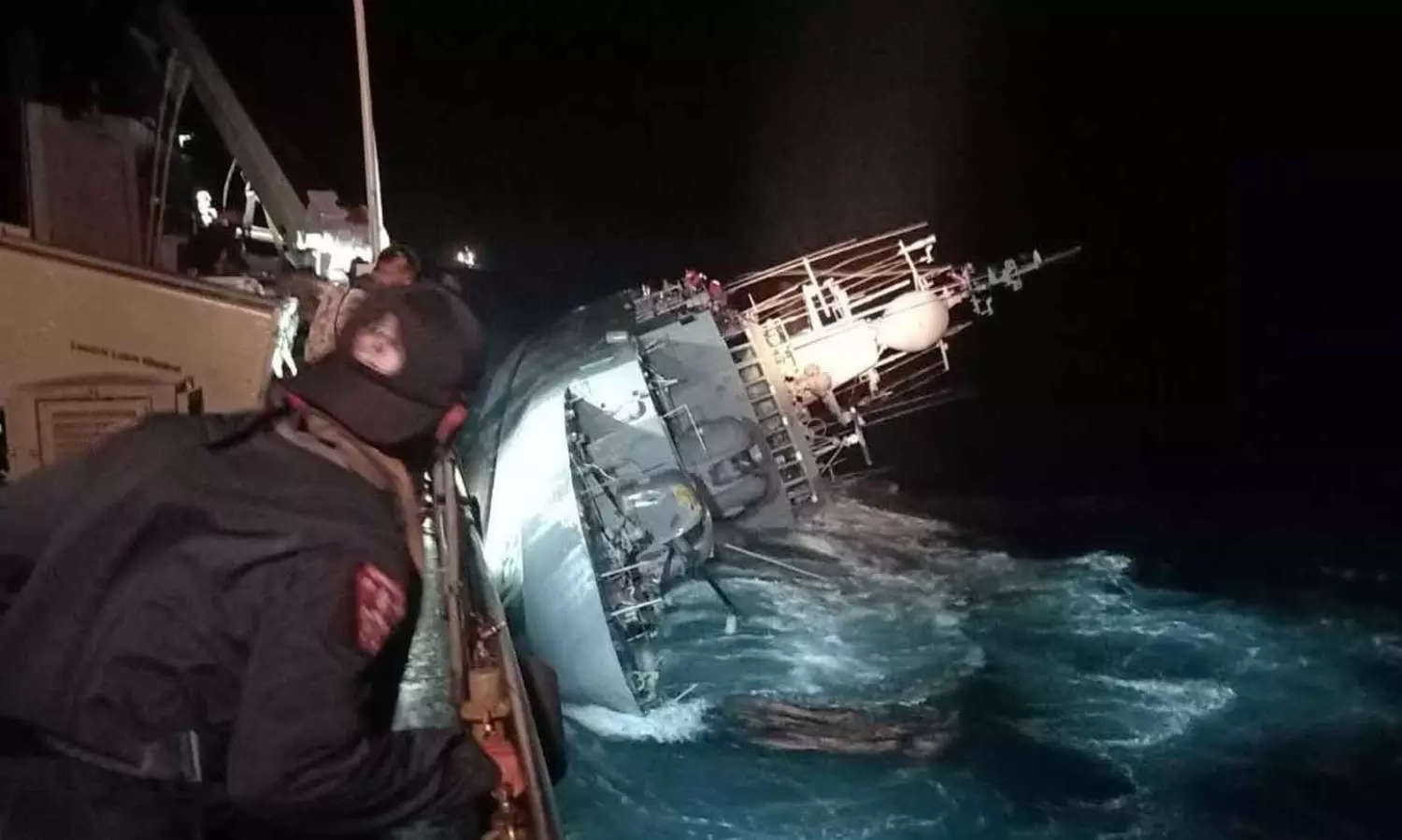 Thai war-ship sinks; 33 go missing; rescue dispatched