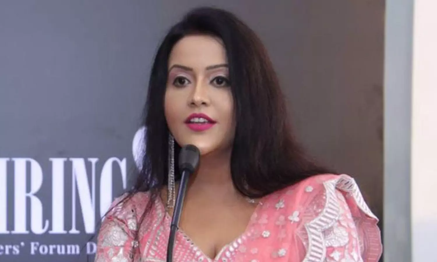 Maha minister Fadnaviss wife calls Modi Father of the Nation