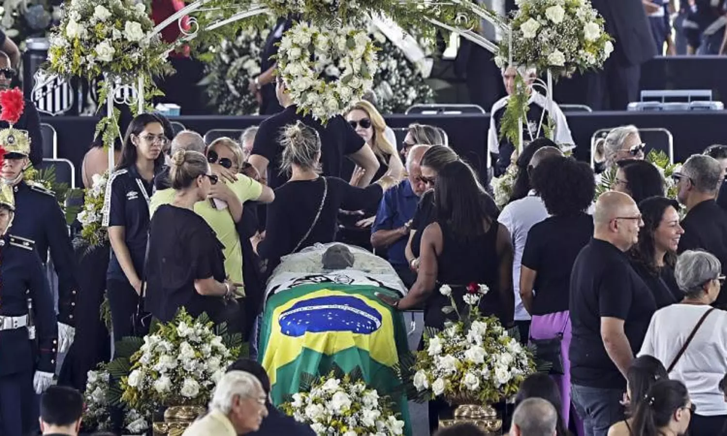 Large crowd pays final respect to football king Pele