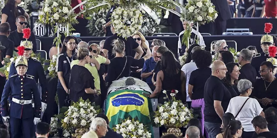 Large crowd pays final respect to football king Pele