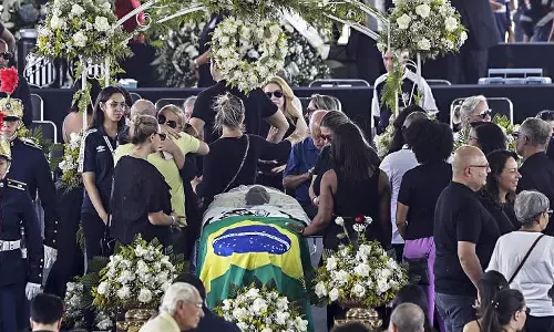 Large crowd pays final respect to football king Pele