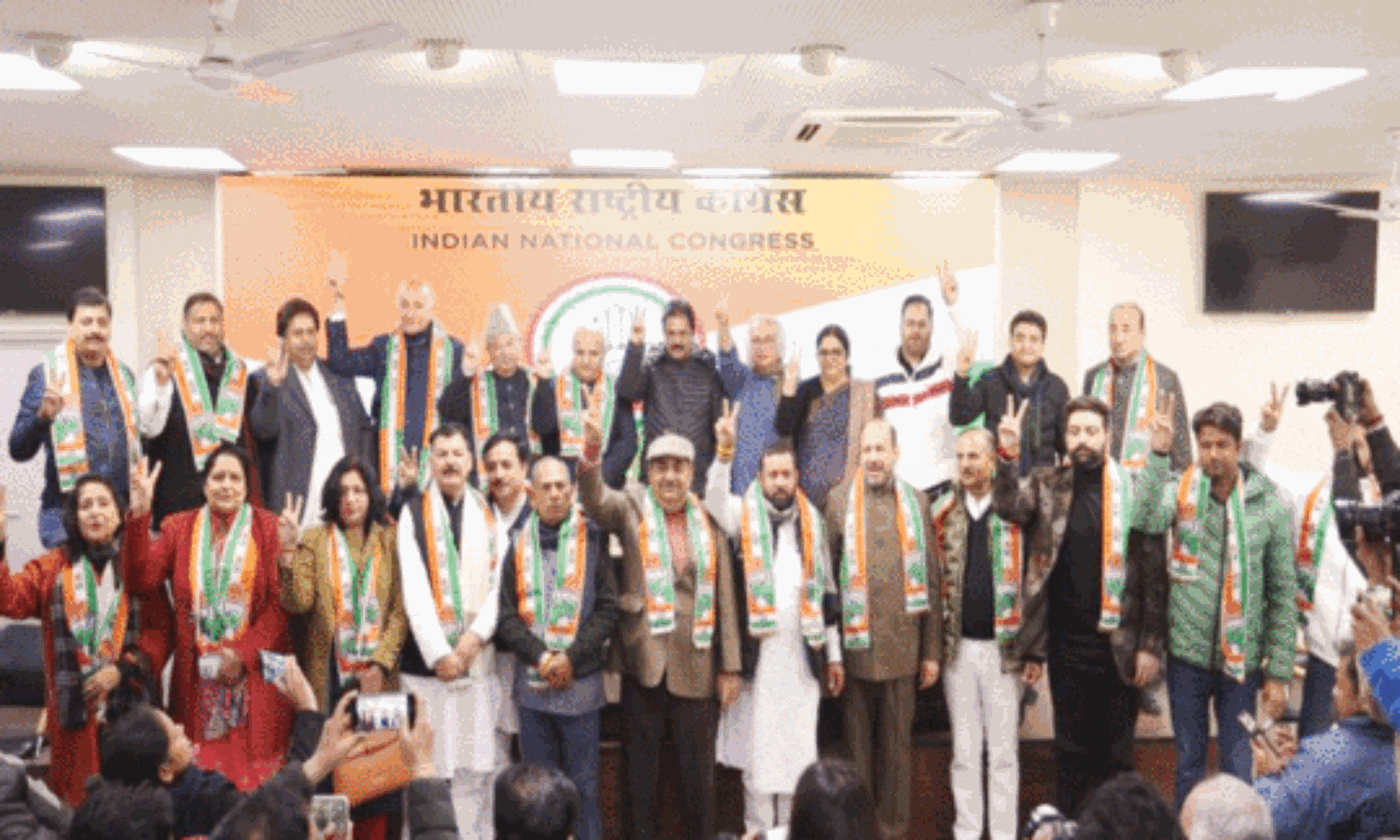 17 Jammu and Kashmir leaders go back to Congress