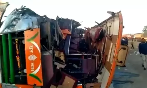 Pilgrims bus crashes in Maharashtra, killing 10