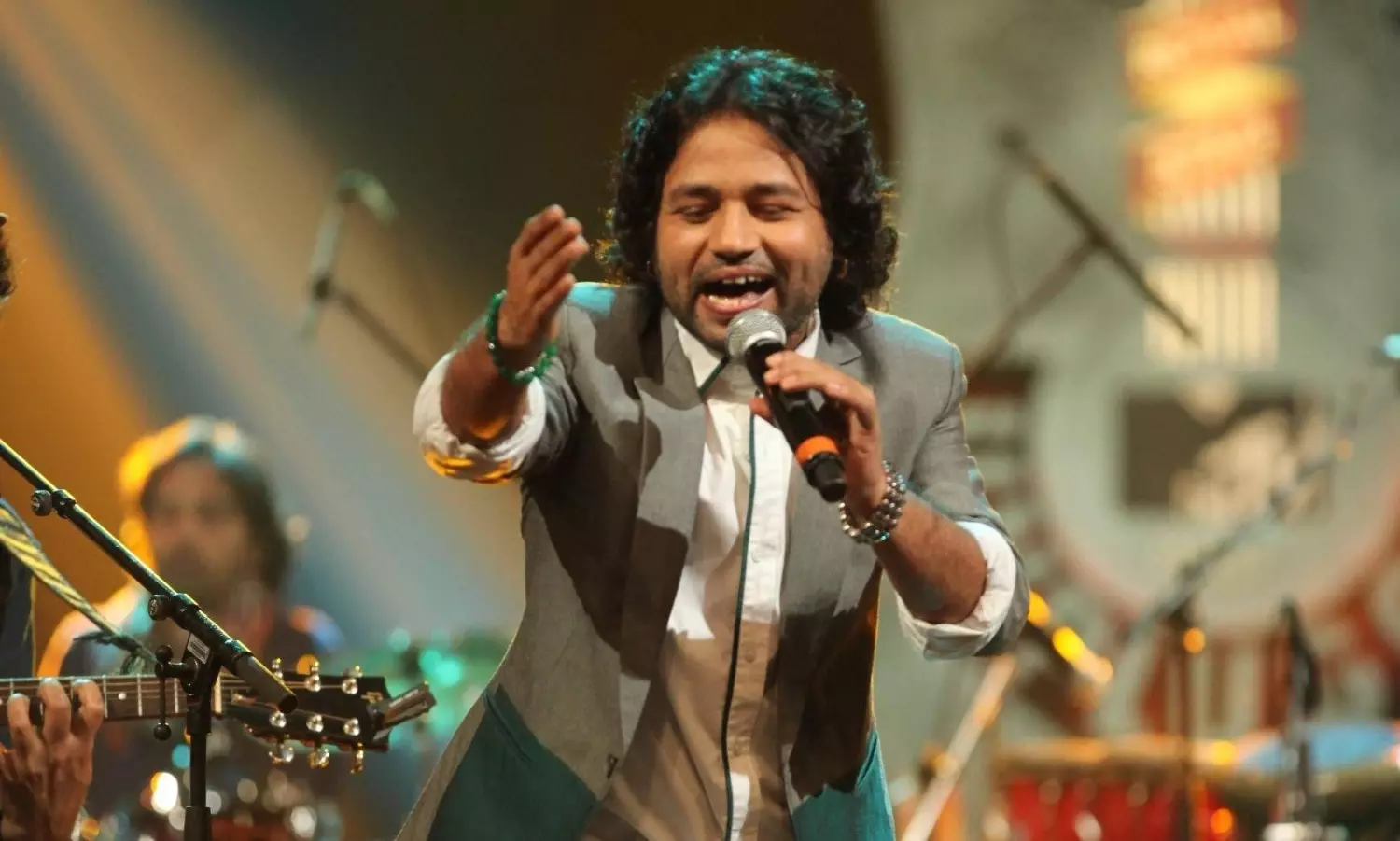 Singer Khailash Kher gets thrown at with bottle while performing