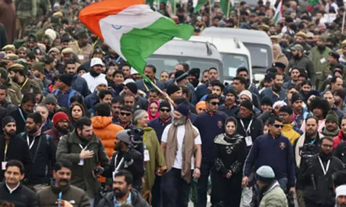 Braving the heavy snow, Congress takes out rally in Srinagar
