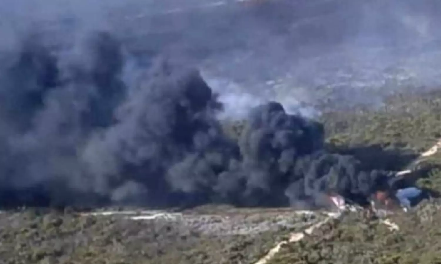 2 pilots walk out of the crashed firefighter aircraft in Australia
