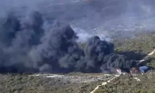 2 pilots walk out of the crashed firefighter aircraft in Australia