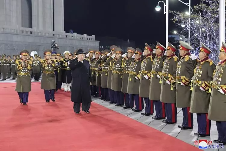 North Koreas Kim Jong Un presides over big military parade