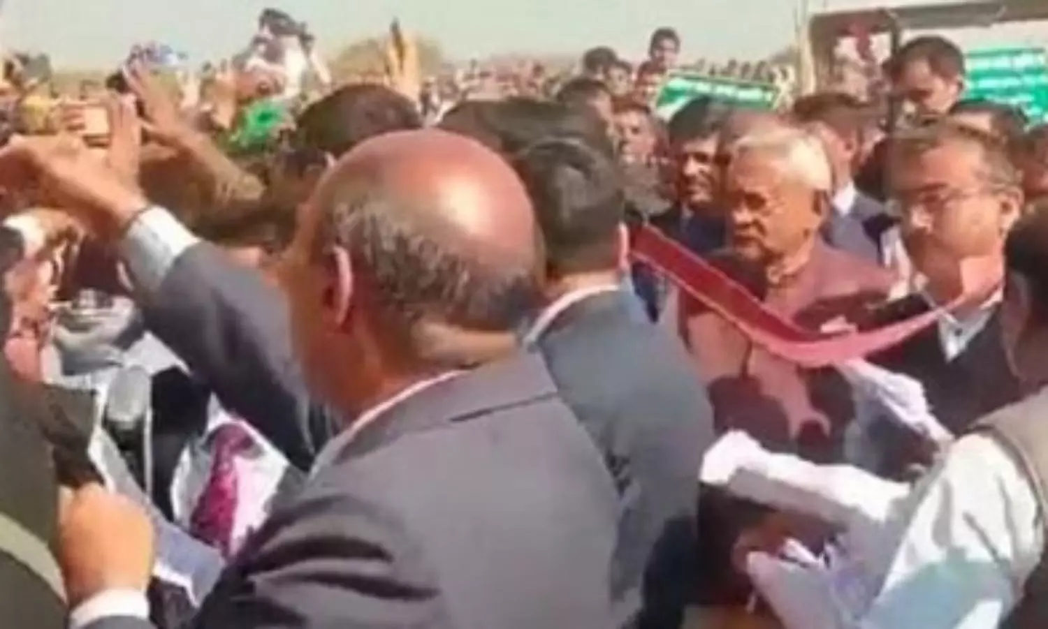 Chair hurled at Nitish Kumar in Aurangabad, had a close shave