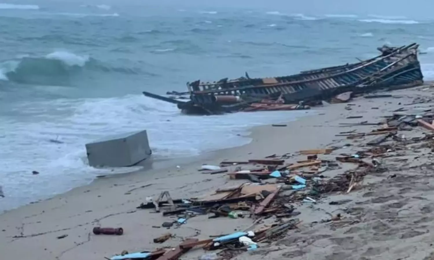 Over 40 migrants killed after ship crashes into rock in Italy