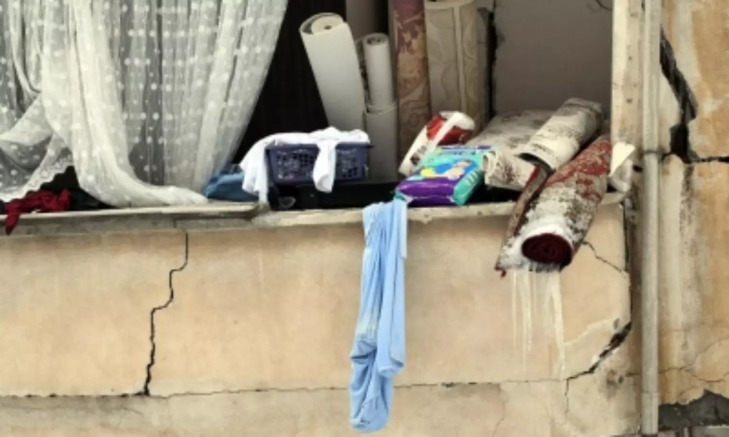 1 dead, 69 injured in 5.6 magnitude earthquake in Turkey