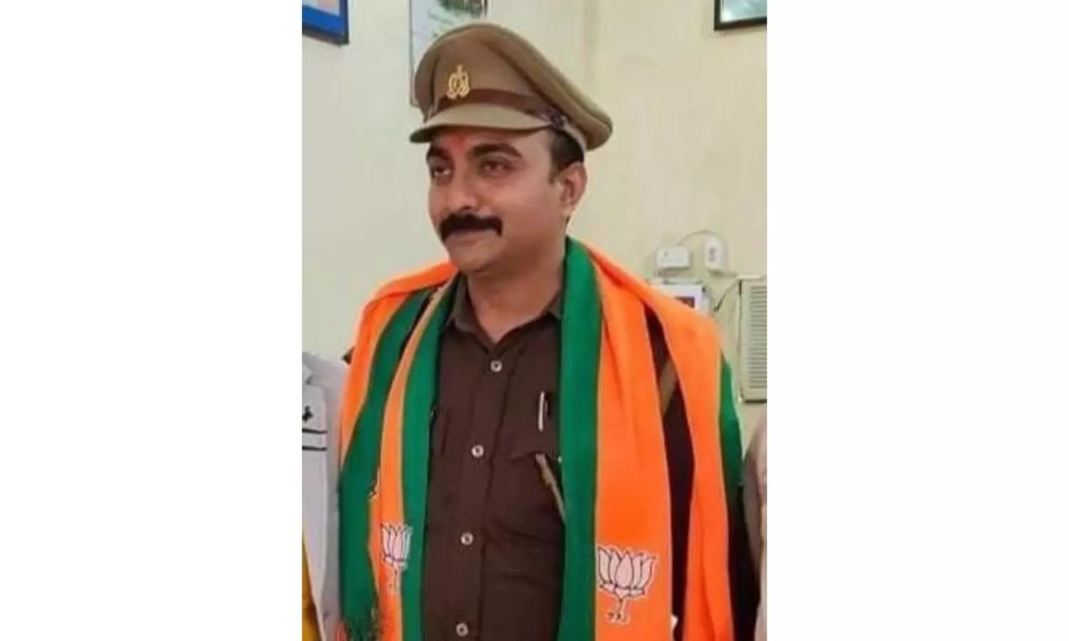 UP cop wears BJP colours over uniform; probe ordered