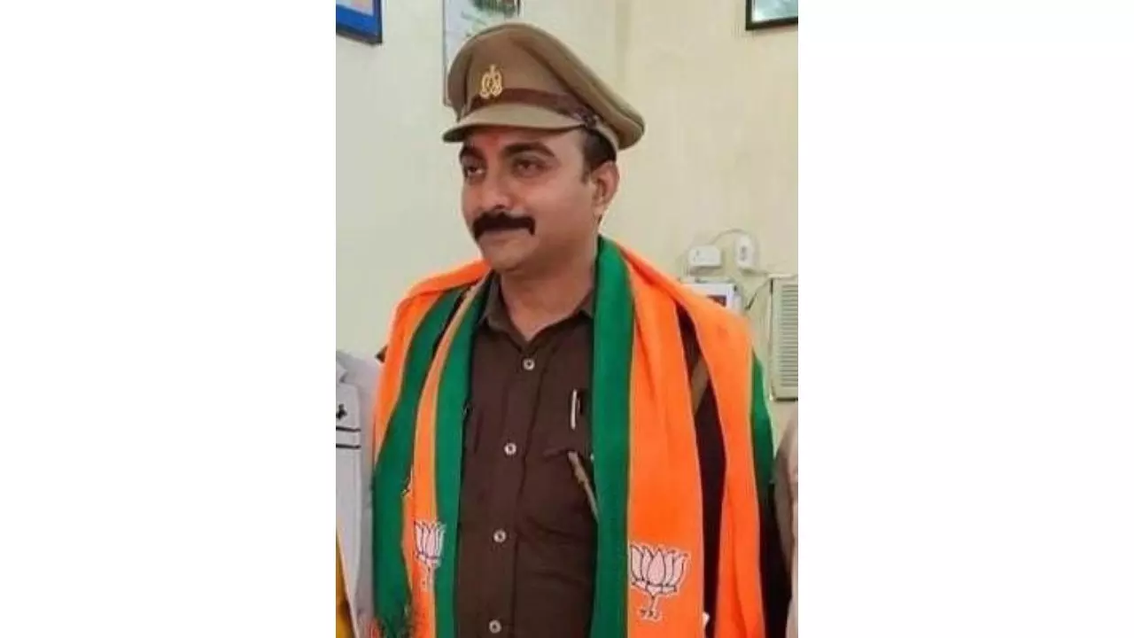 UP cop wears BJP colours over uniform; probe ordered