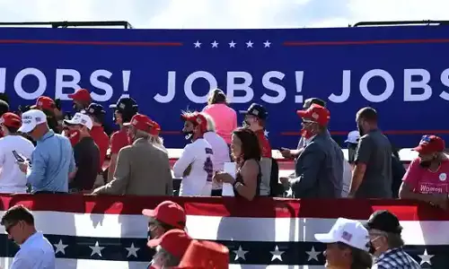 Jobless claims hit record high in US, new waves of layoffs expected