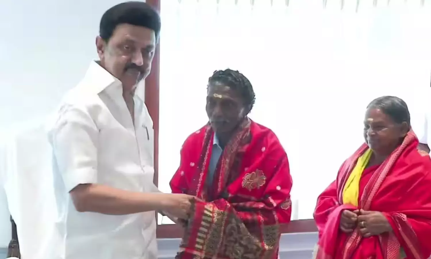 Stalin felicitates Elephant Whisperers Bomman and Bellie