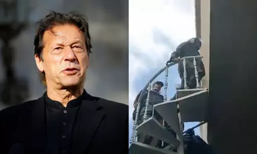 Amid political drama, Pak police break into Imran Khans home hours after he heads to court