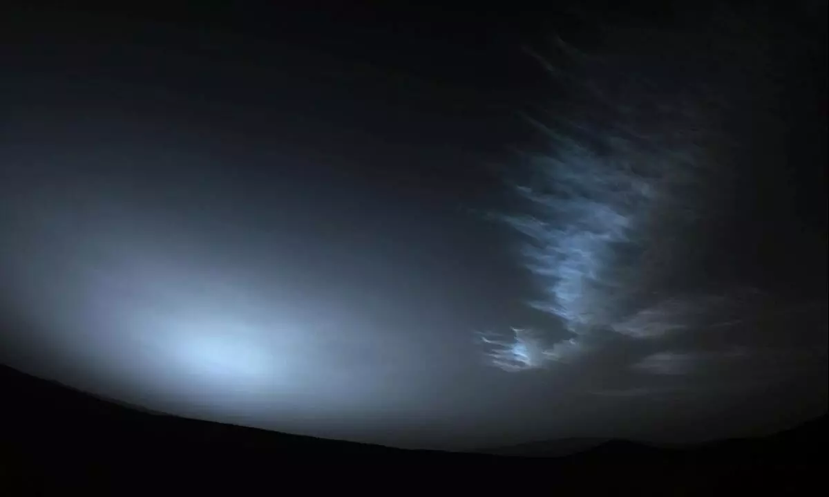 NASAs Perseverance snaps intriguing drifting clouds on Mars