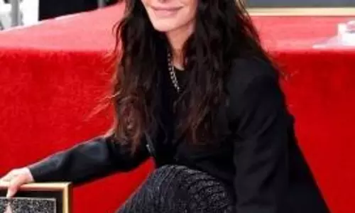 Courteney Cox channels Monica Geller; cleans Hollywood Walk of Fame star