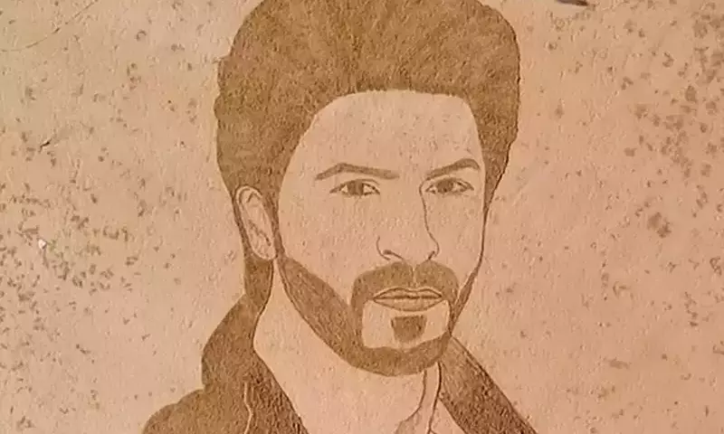 Sand artists draw stunning portrait of Shah Rukh Khan at Pakistans Gadani Beach