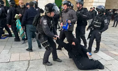 Israeli forces attack worshippers at Al-Aqsa compound for a second night, Arab League condemns raid