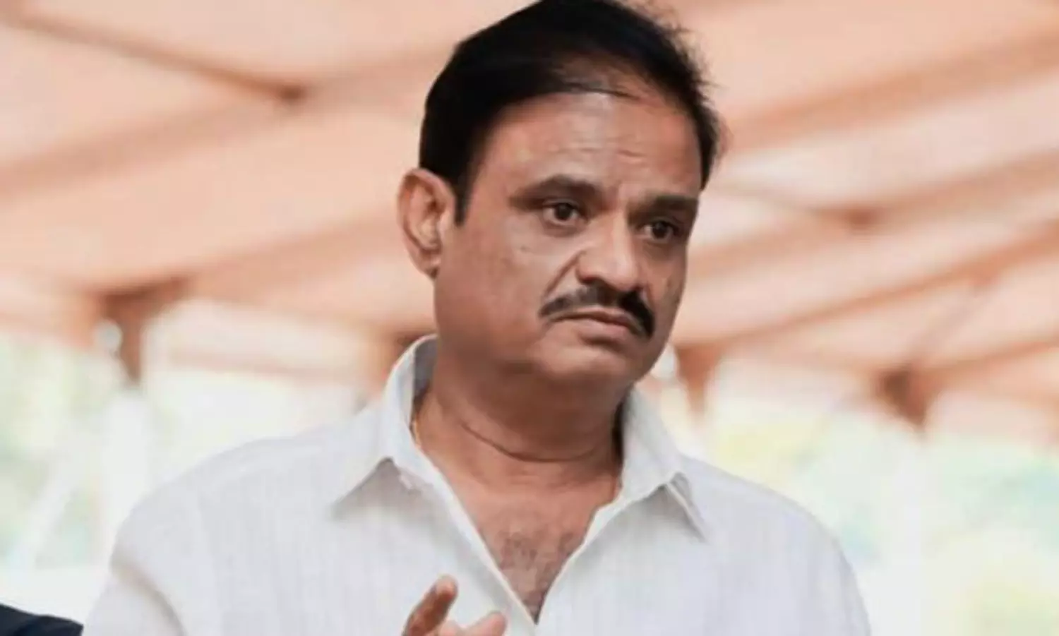 Karnataka Minister Munirathna booked for distributing freebies to voters