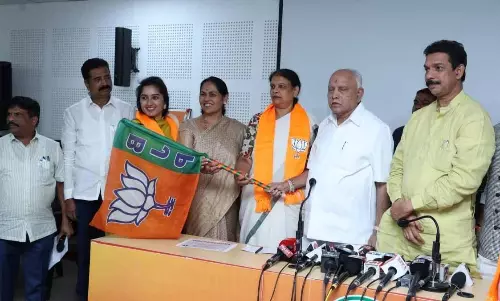 Daughter joins BJP; Congress leader says stabbed in chest
