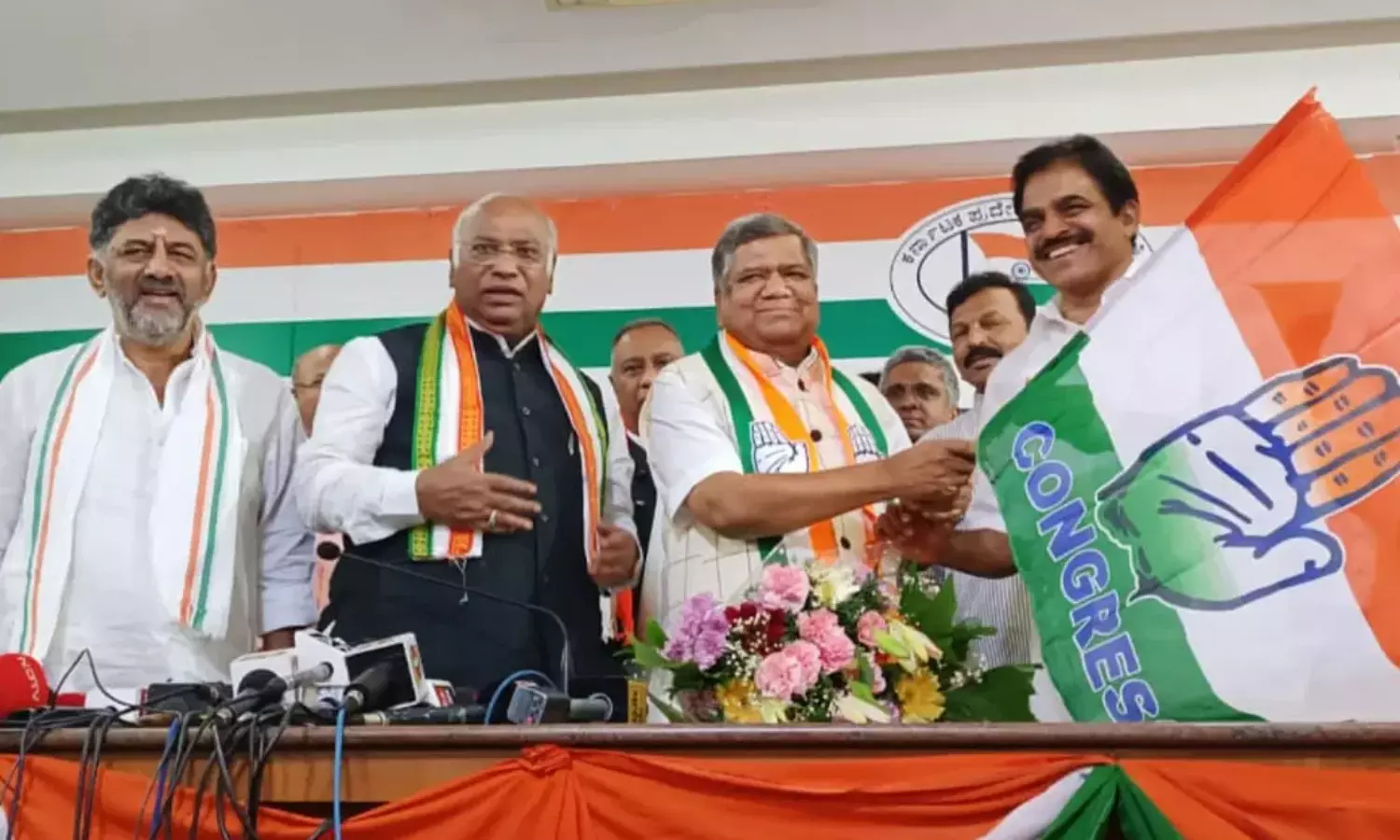 Ktaka: Jagadish Shettar joins Congress a day after quitting BJP, Kharge dubs it sign of winning 150 seats