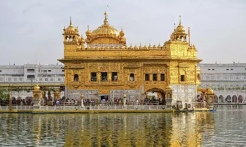 Indian flag painted on face: woman denied entry at Golden Temple