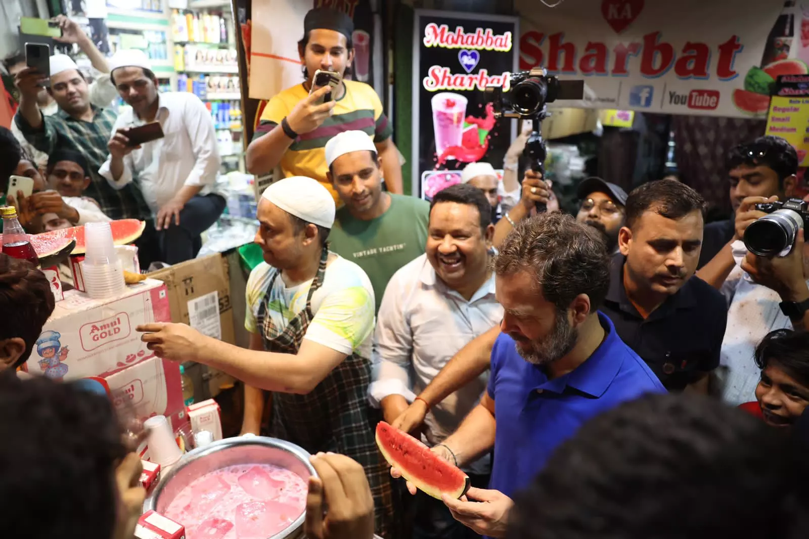 Rahul Gandhi visits Old Delhi to enjoy Ramadan delights