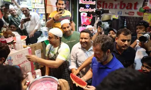 Rahul Gandhi visits Old Delhi to enjoy Ramadan delights