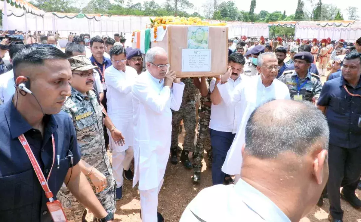 Families of cops killed in Maoist attack sink in tears, chief minister vows action