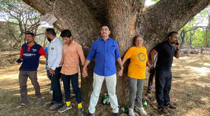 Activists stage ‘Chipko’ protest in Pune against felling of trees for a river project: report Activists stage ‘Chipko’ protest in Pune against felling of trees for a river project: report