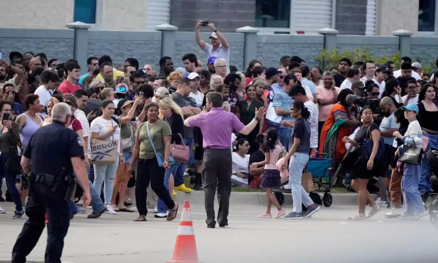 8 killed after a man opened fire at a shopping mall in the US