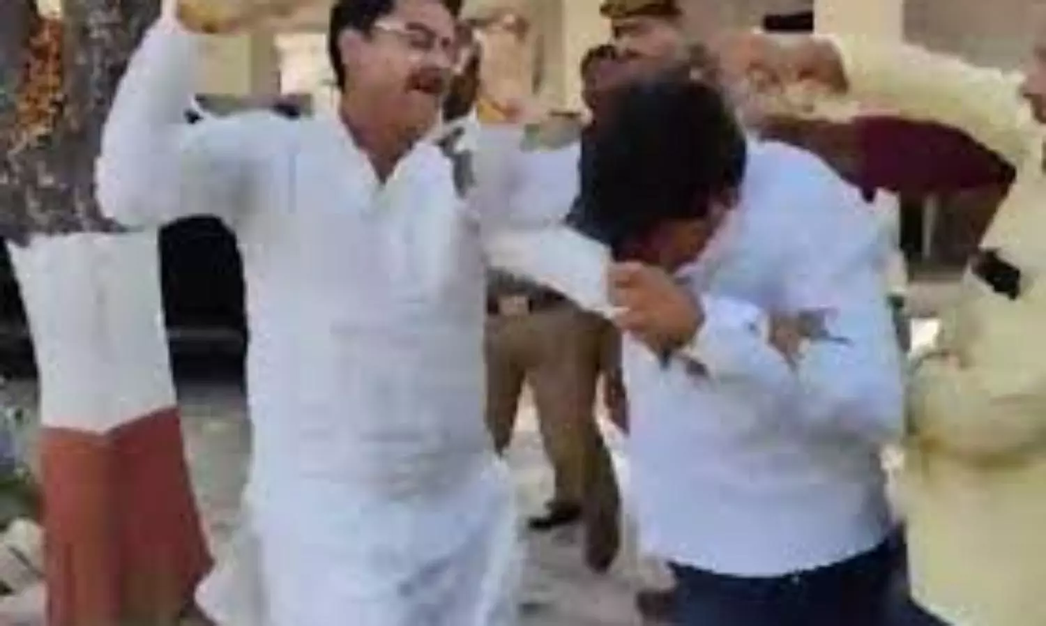 Samajwadi MLA attacks BJP leader’s husband in UP police station