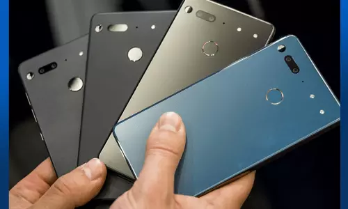 US smartphone sales decline 17%, Apple share reaches 53%