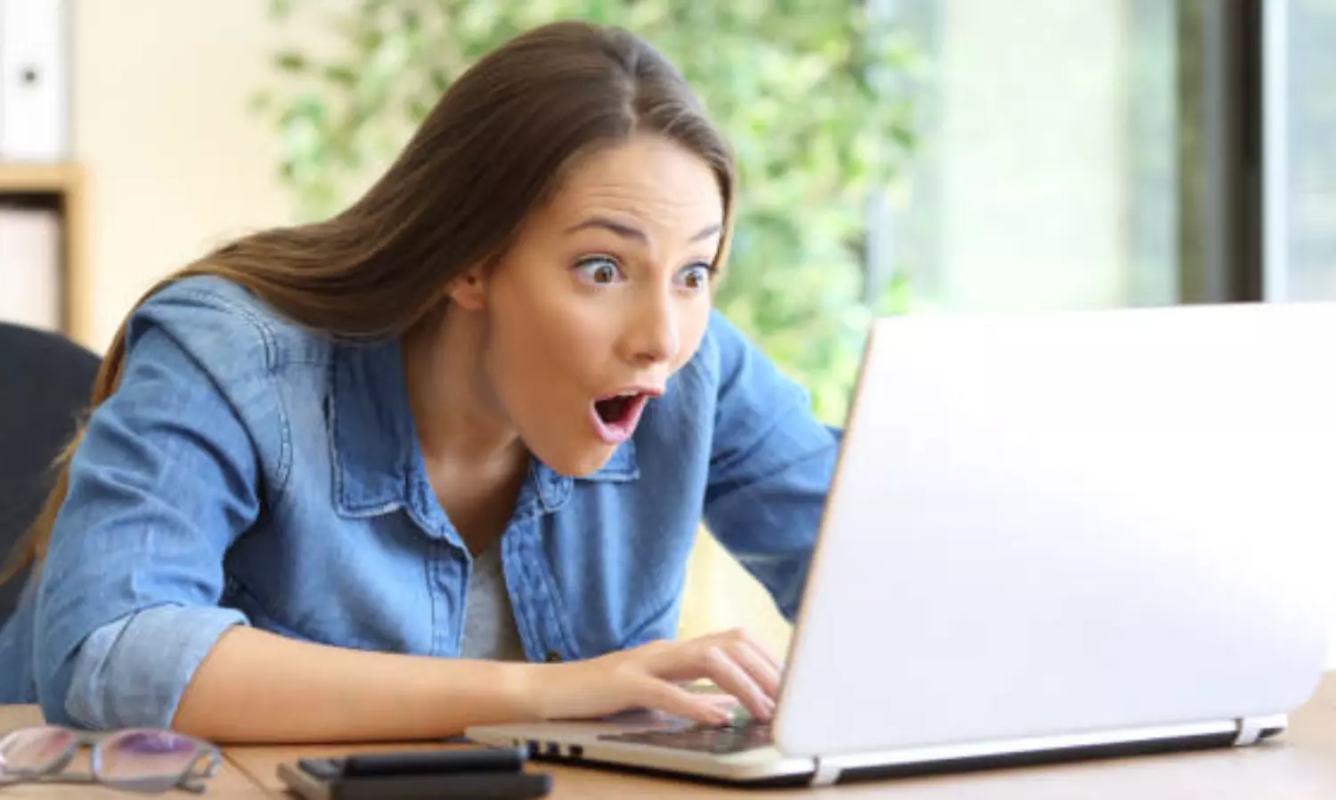 London employee sues her boss taking ‘xx’ in his mail for kiss