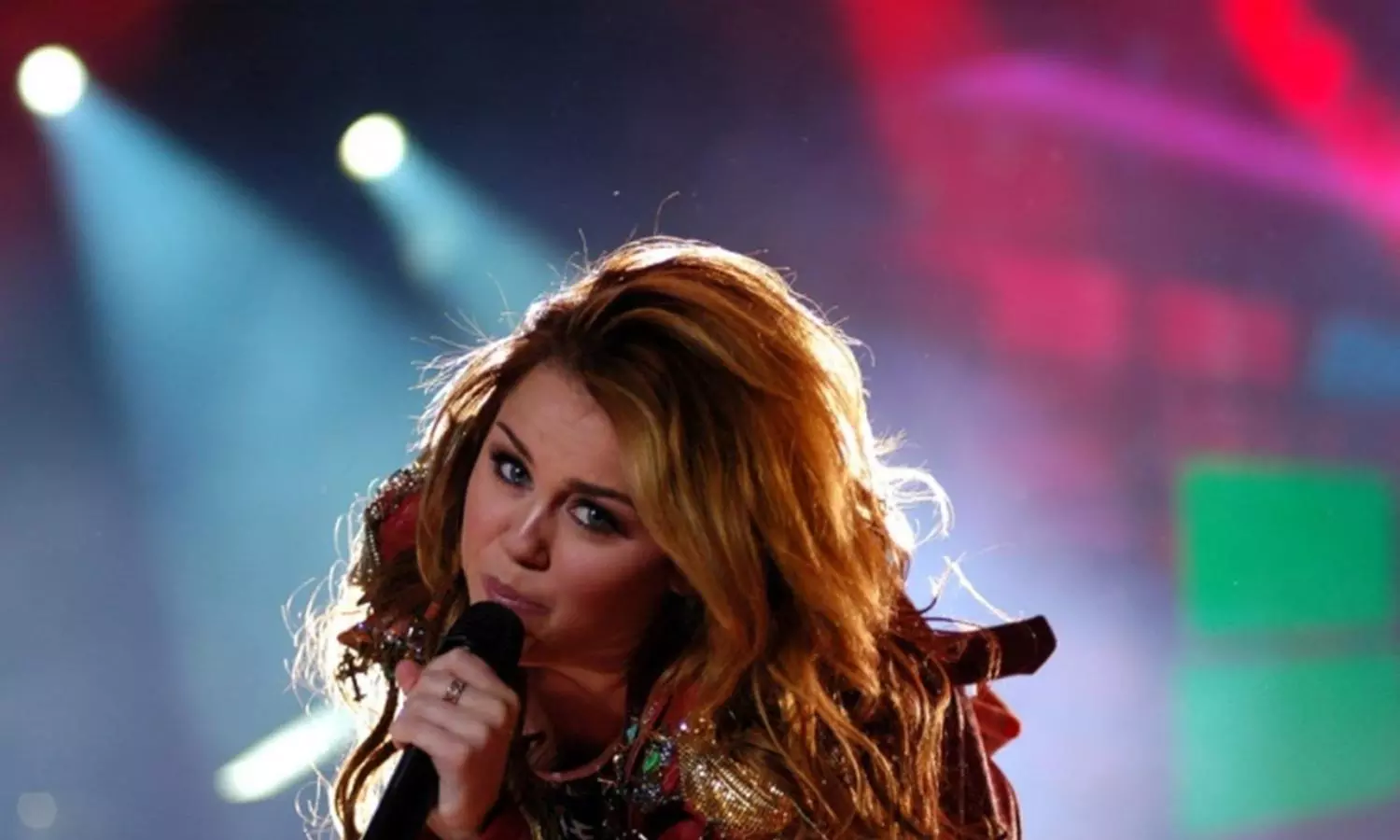 Miley Cyrus unsure about touring; says no connection, isnt the thing I love