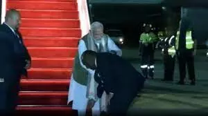Papua New Guinea’s PM touches Modi’s feet welcoming him unusually after sunset