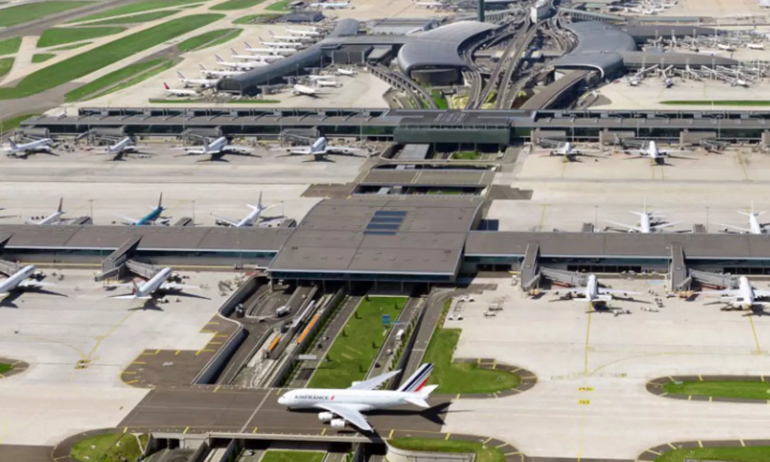 France bans domestic fights on short routes, asks passengers to use trains