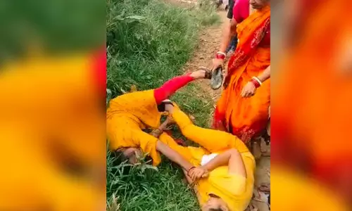 Teachers thrash their headmistress in Bihar school, like roosters ready to kill