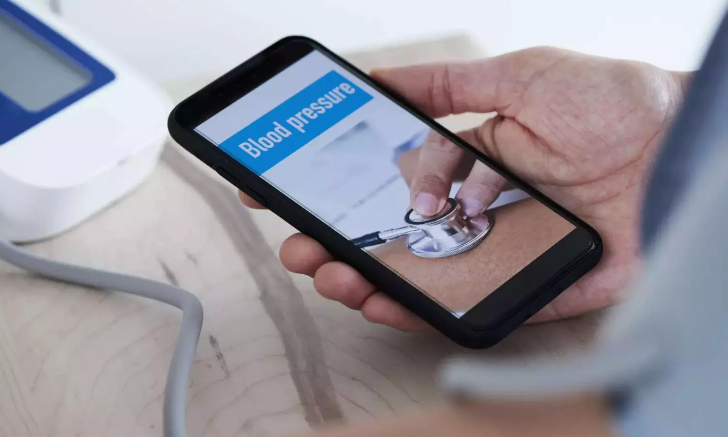 Blood Pressure Monitor at users fingertip with new low-cost smartphone attachment, custom app