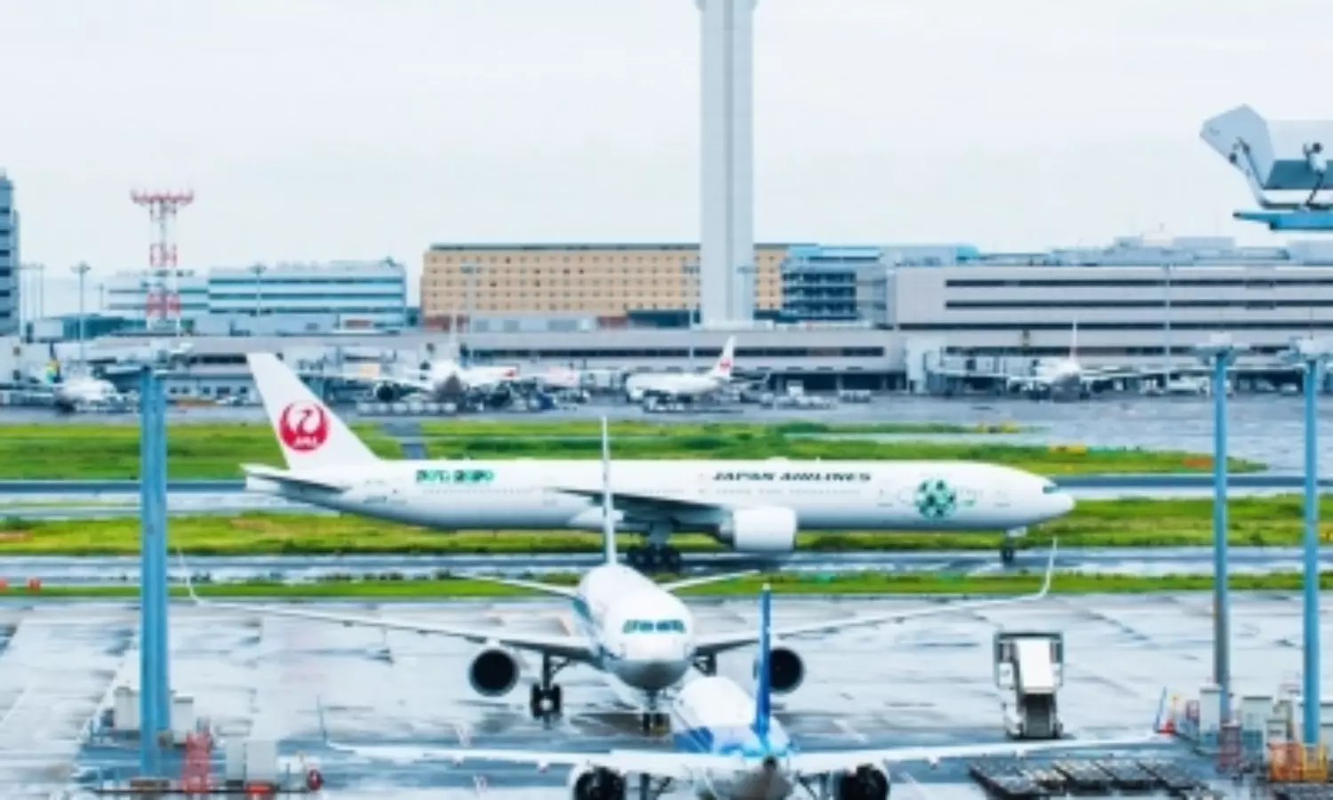 2 passenger planes collide with each other at Tokyo airport