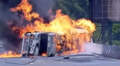 Chemical tanker catches fire on Mumbai-Pune Expressway, 4 dead Chemical tanker catches fire on Mumbai-Pune Expressway, 4 dead